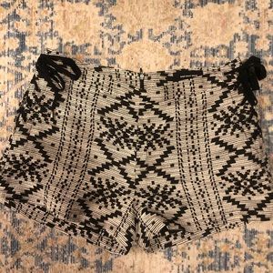 Patterned women’s shorts with ties